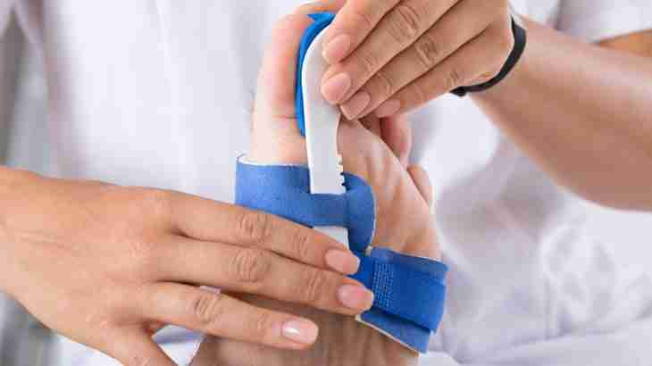 Medic applying a splint to a big toe injury after an accident